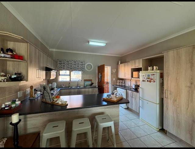 2 BEDROOM APARTMENT FOR SALE IN WILGEHEUWEL